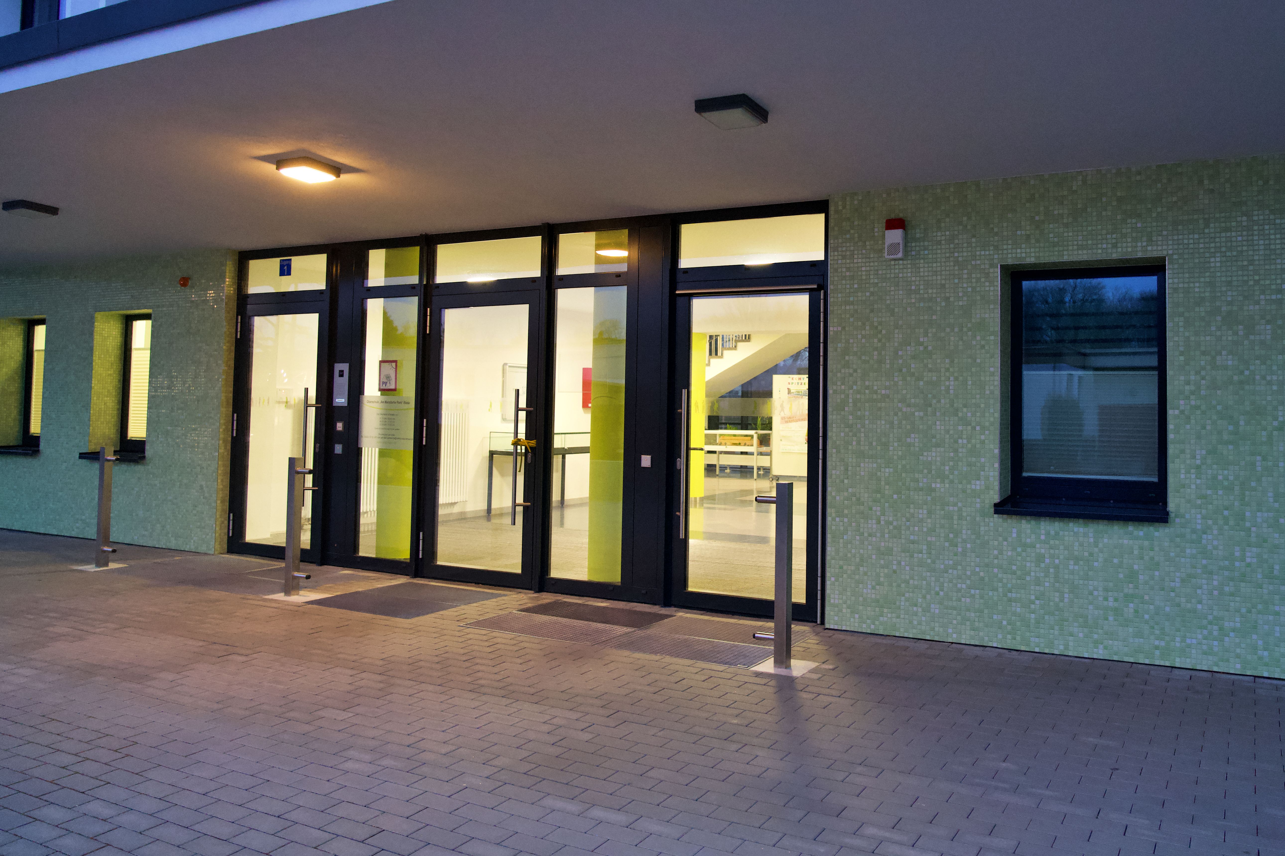 Schule von Vorn