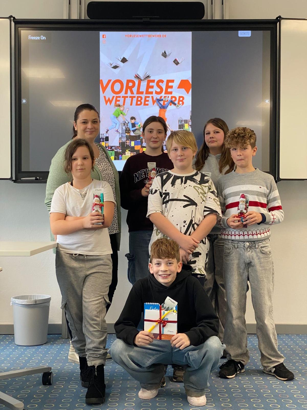 Gruppe von Schülern vor einer Tafel