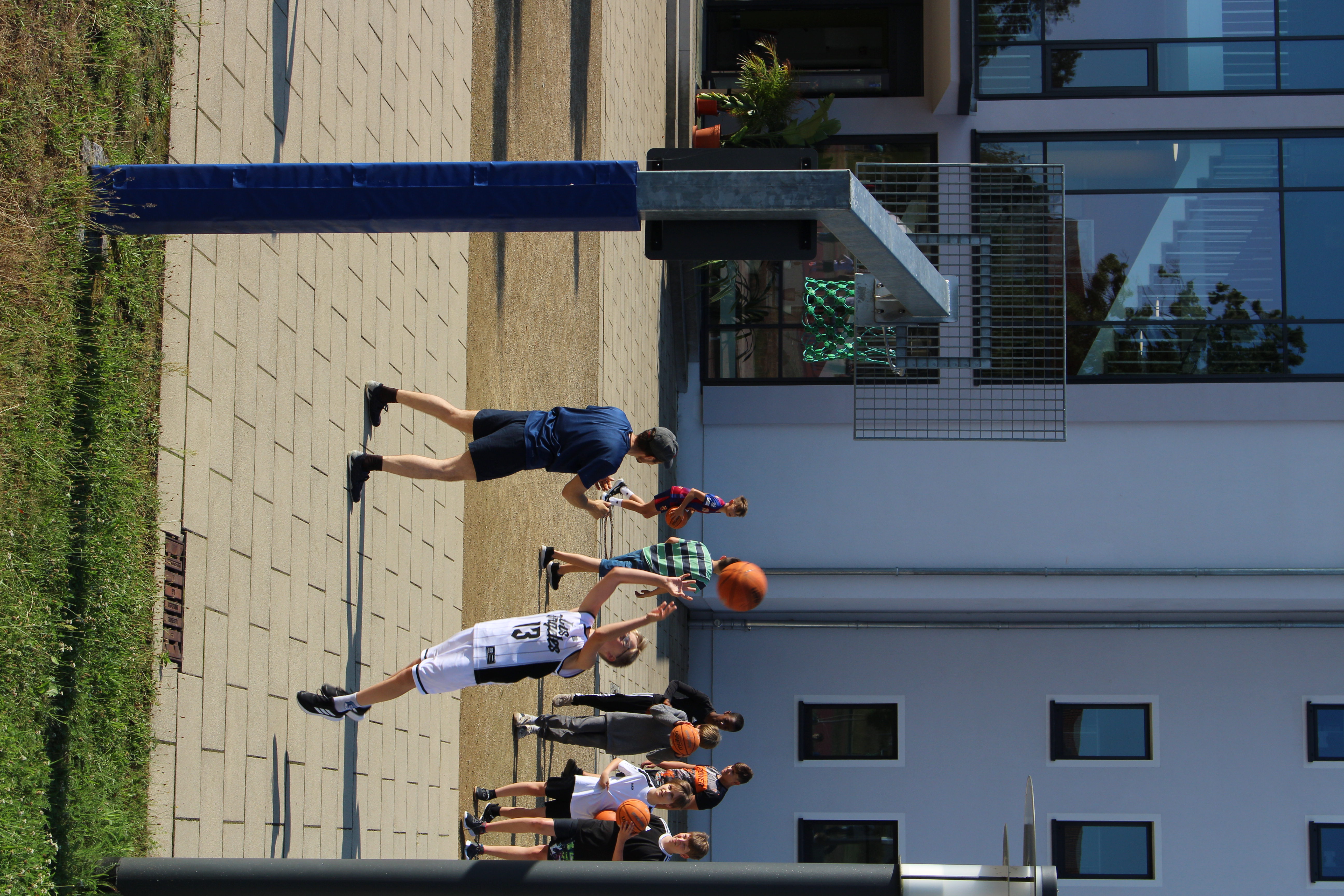 Schueler beim Basketball