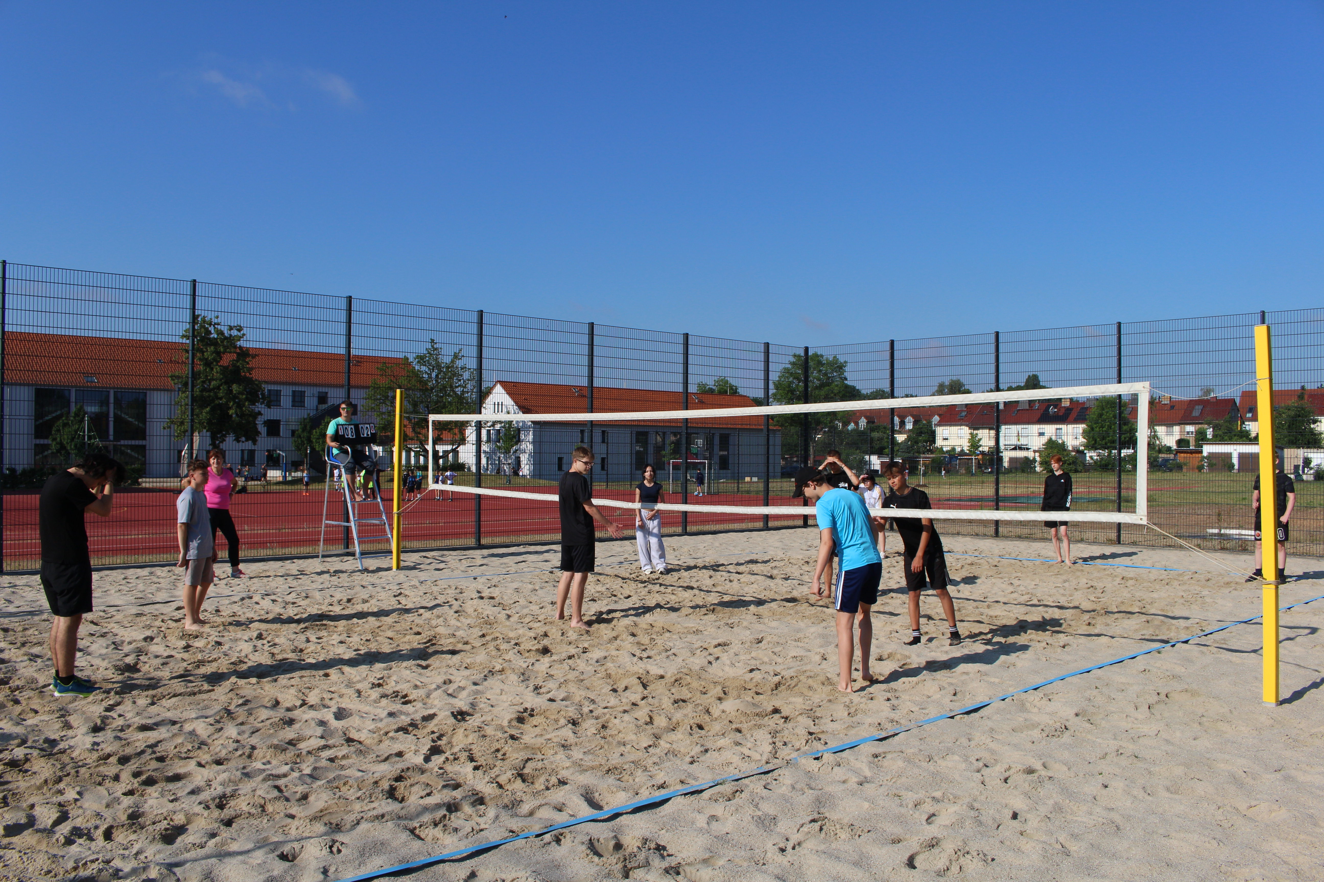 Schueler beim Volleyball