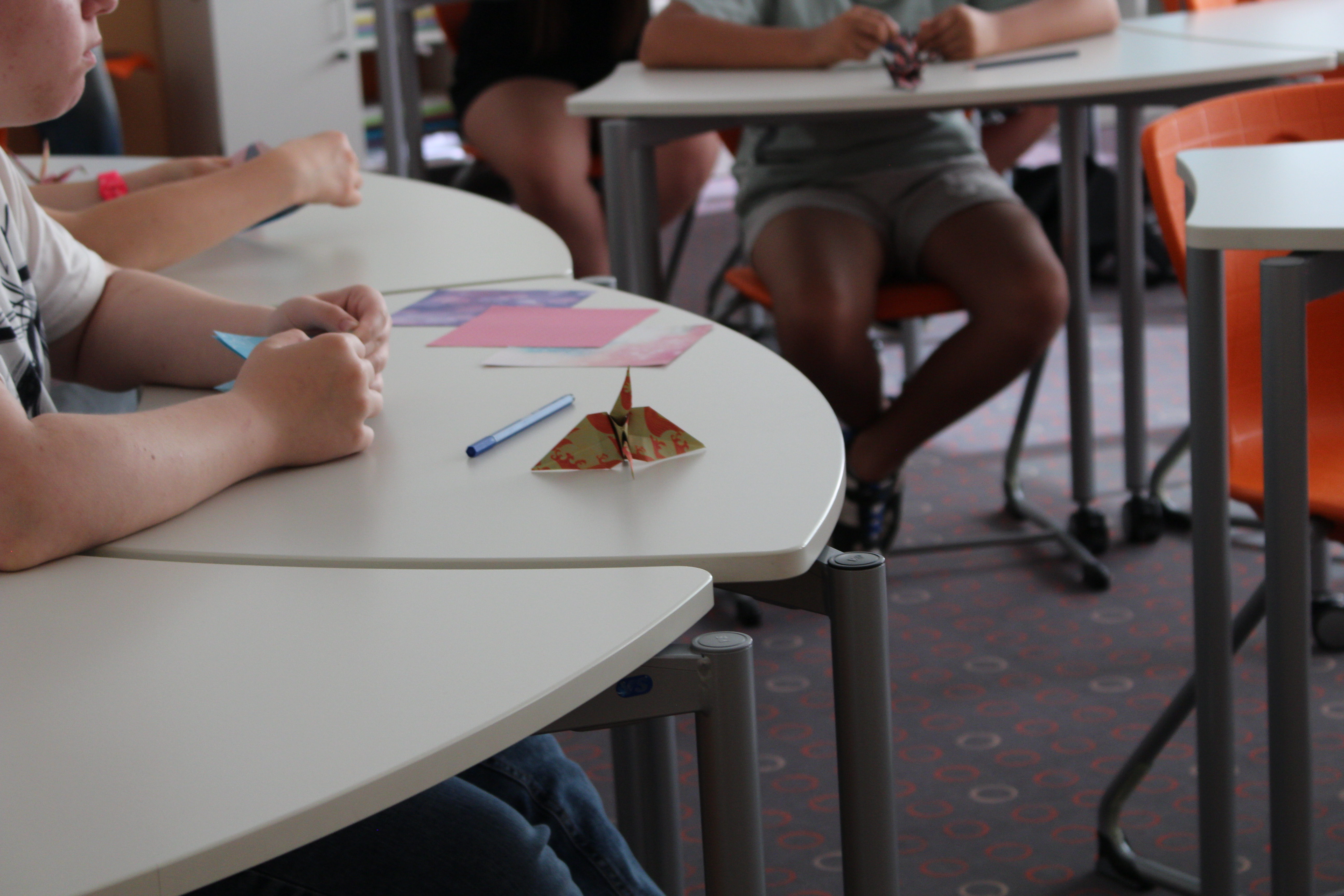 Schueler beim Origami
